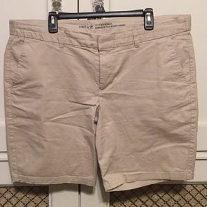 Gap size 18 khaki Bermuda shorts